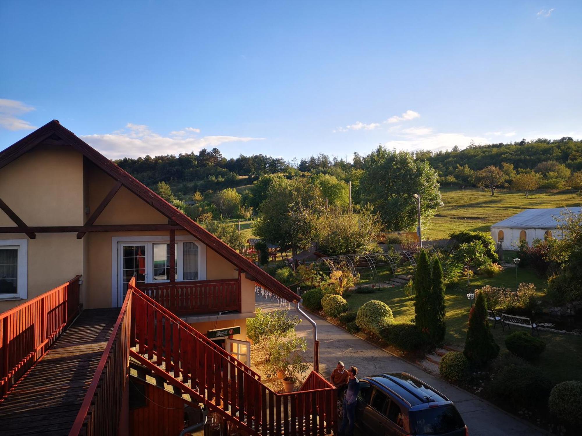 Pilisi Lovas Major, Dorog Bed & Breakfast ภายนอก รูปภาพ